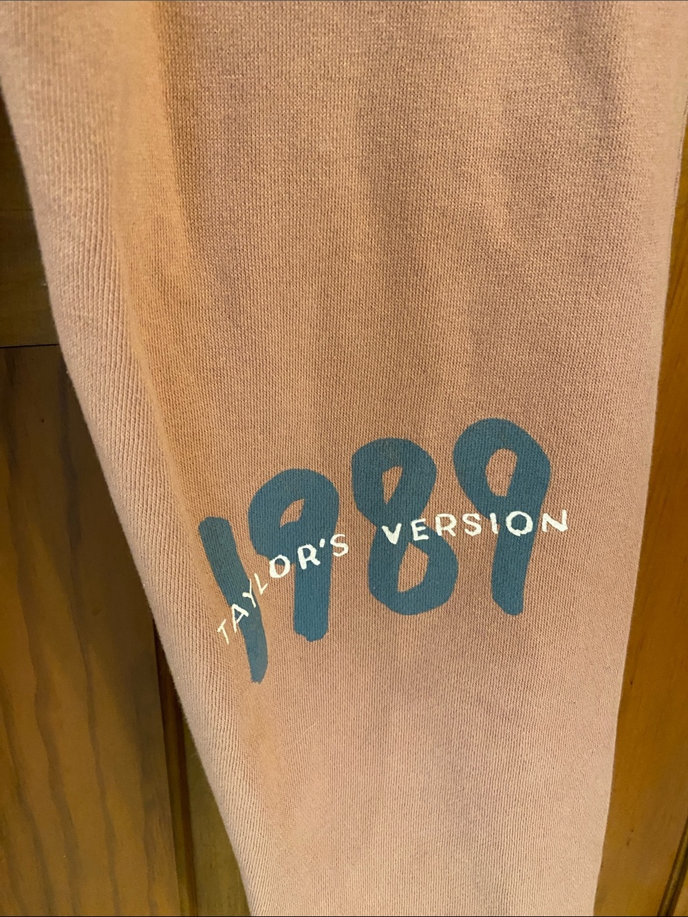 Taylor Swift Dusty Pink '1989' Taylor’s Version size L Graphic Joggers - Picture 3 of 5